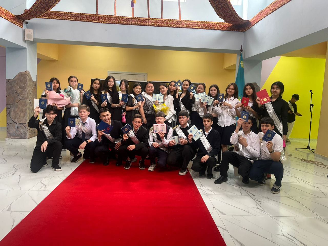 9-сынып оқушыларына аттестат табыстау кеші өтті!